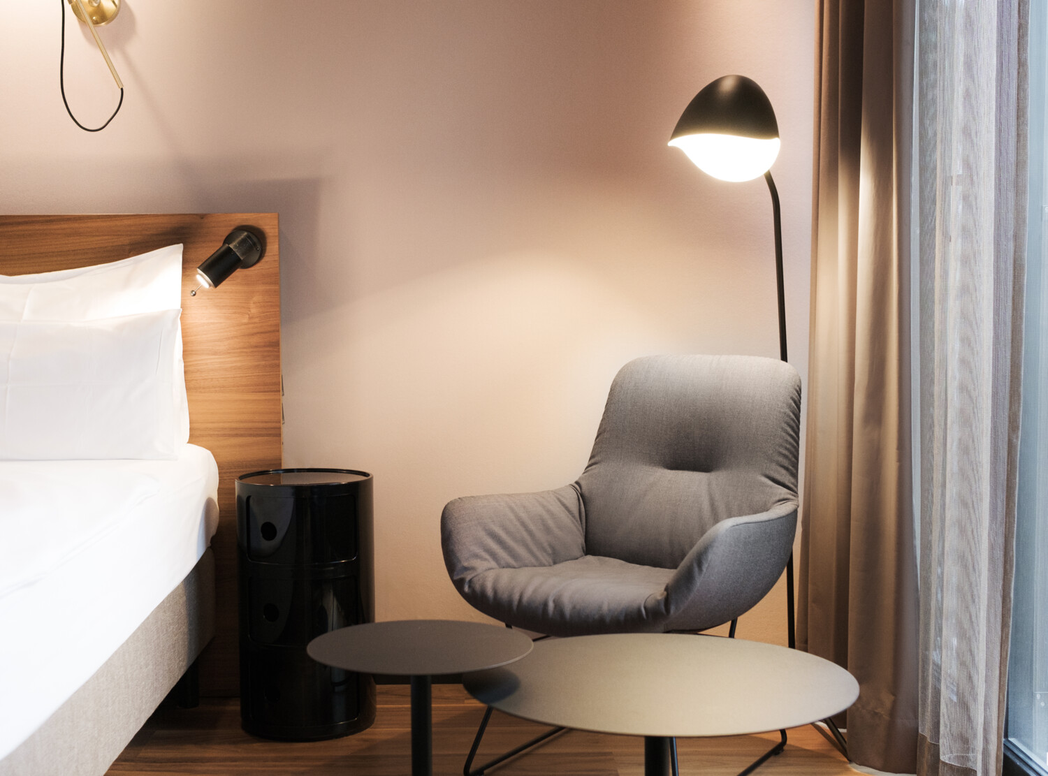 Wheelchair-accessible room in light pink colours