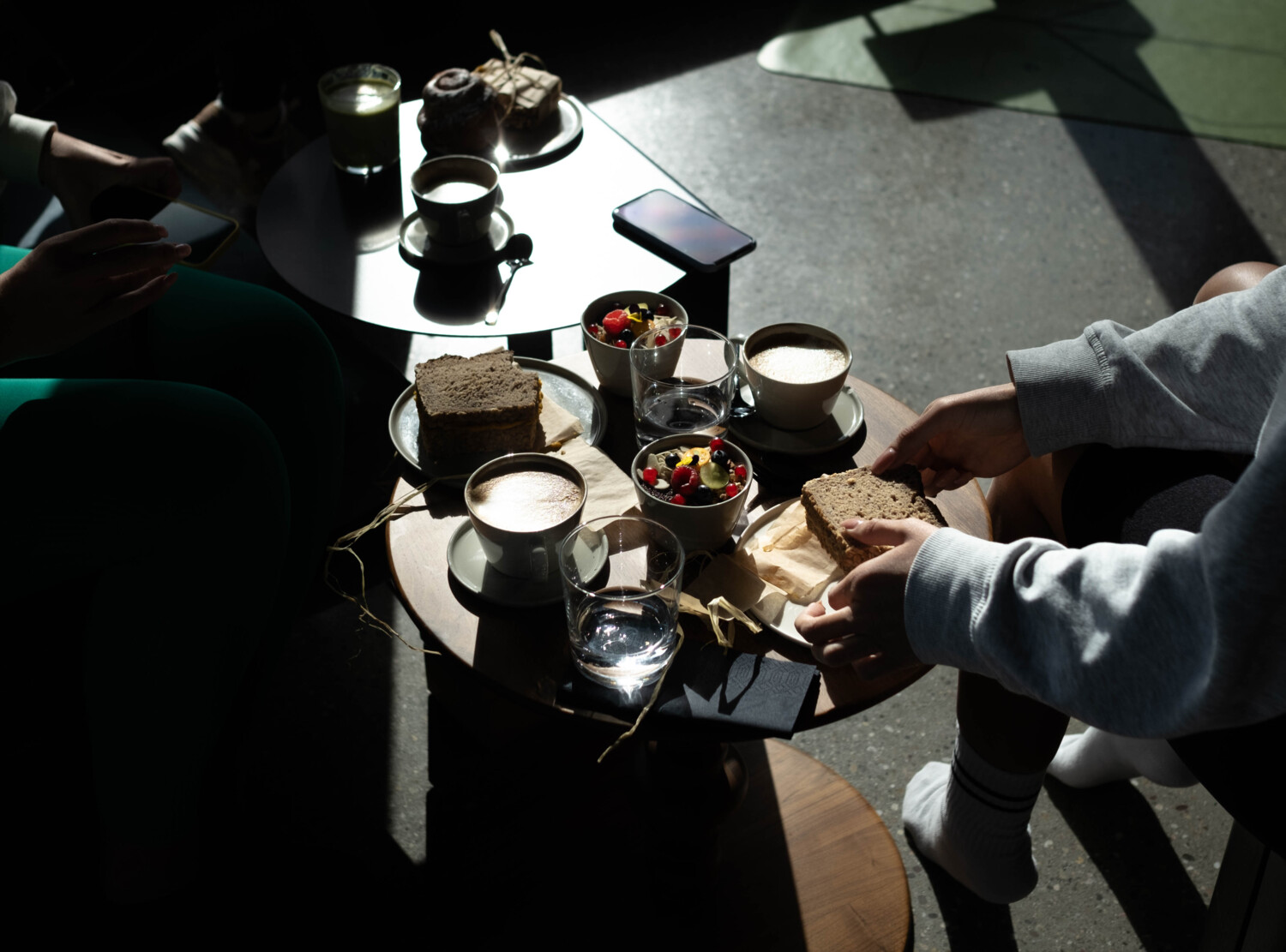 Fr&uuml;hst&uuml;ck und Caf&eacute; auf einem kleinen Tisch serviert