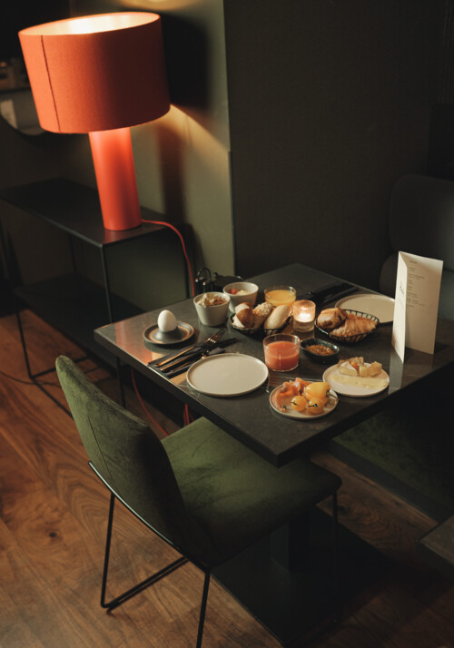 Vielseitiges Fr&uuml;hst&uuml;ck auf einem Tisch angerichtet