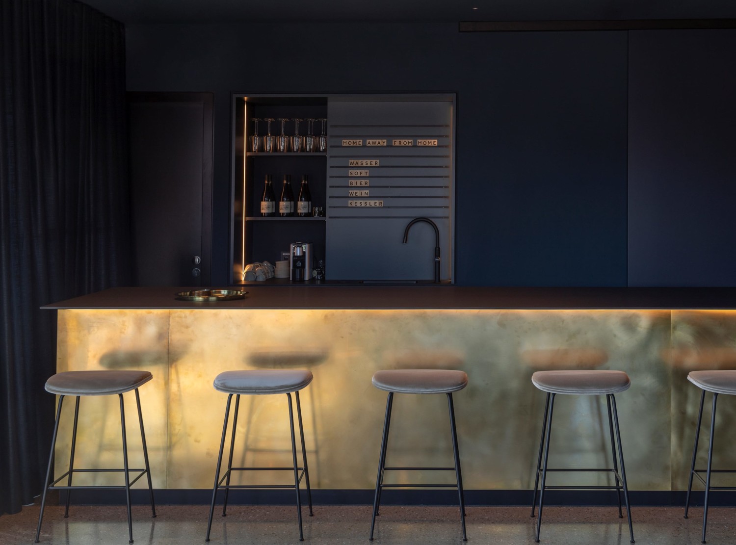 Edle Rooftop Lounge Bar in Gold-Optik