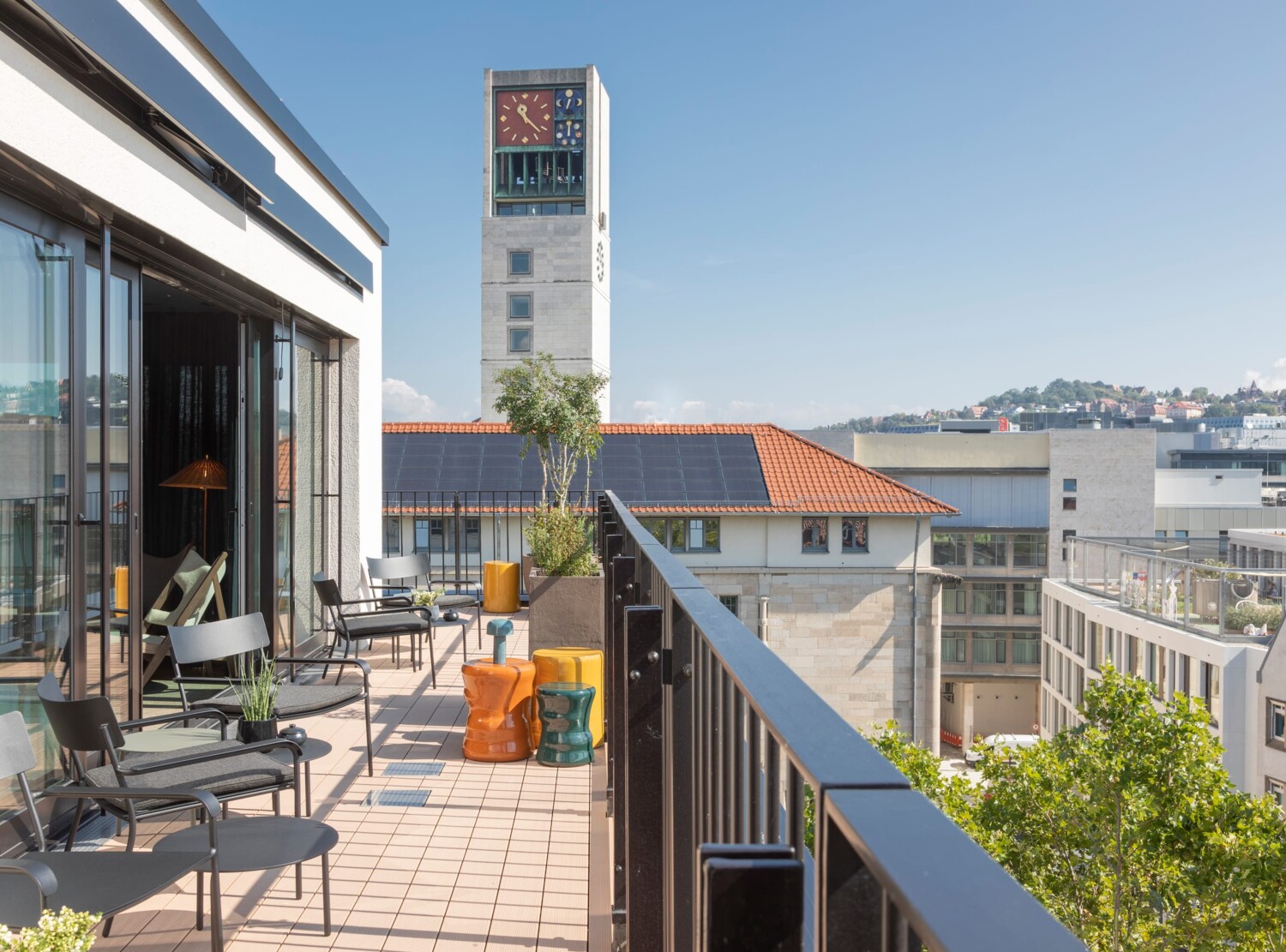Terrasse der Rooftop Lounge LENNARTS mit Blick &uuml;ber Stuttgart