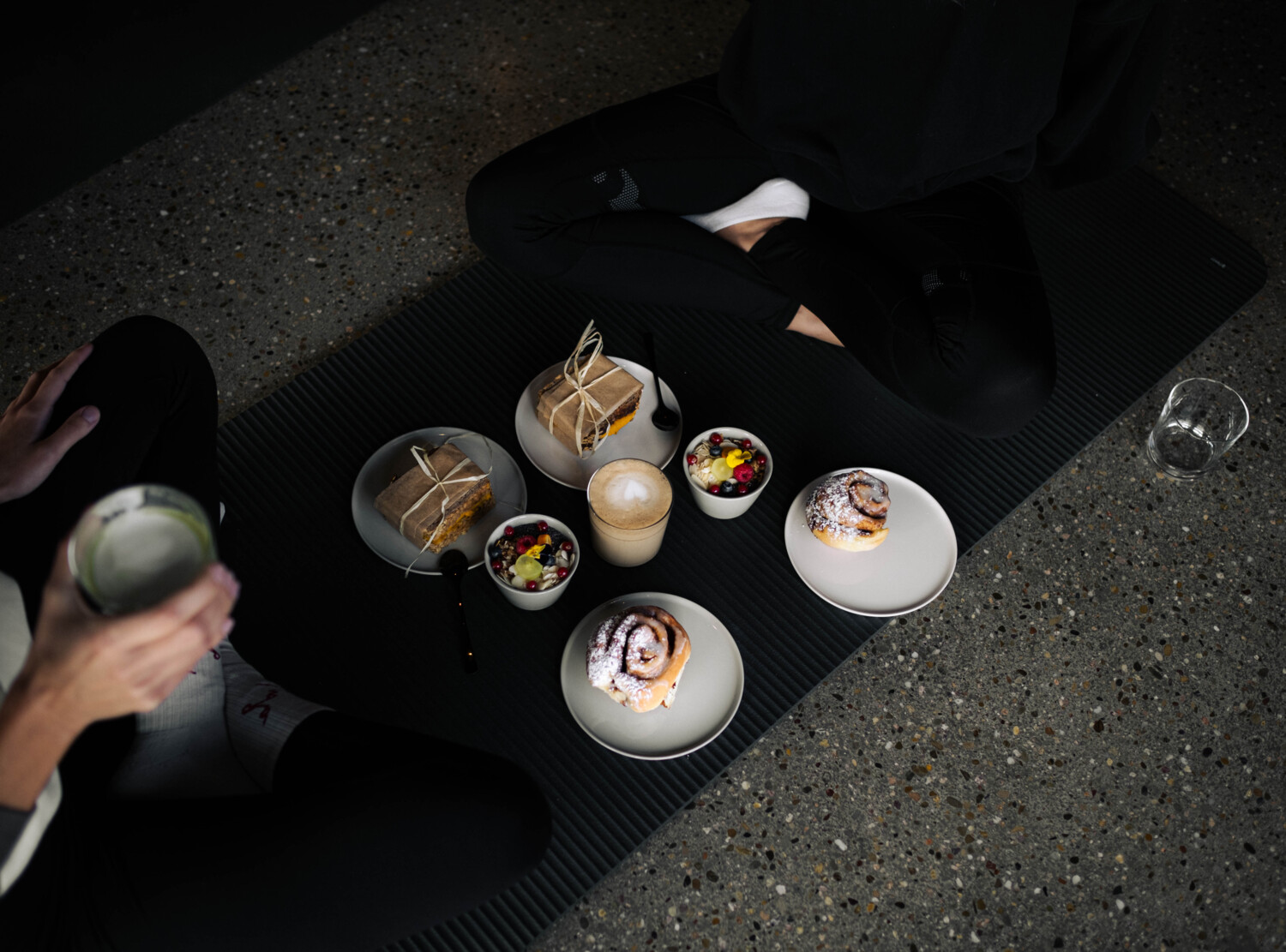 Fr&uuml;hst&uuml;ck platziert auf einer Yogamatte