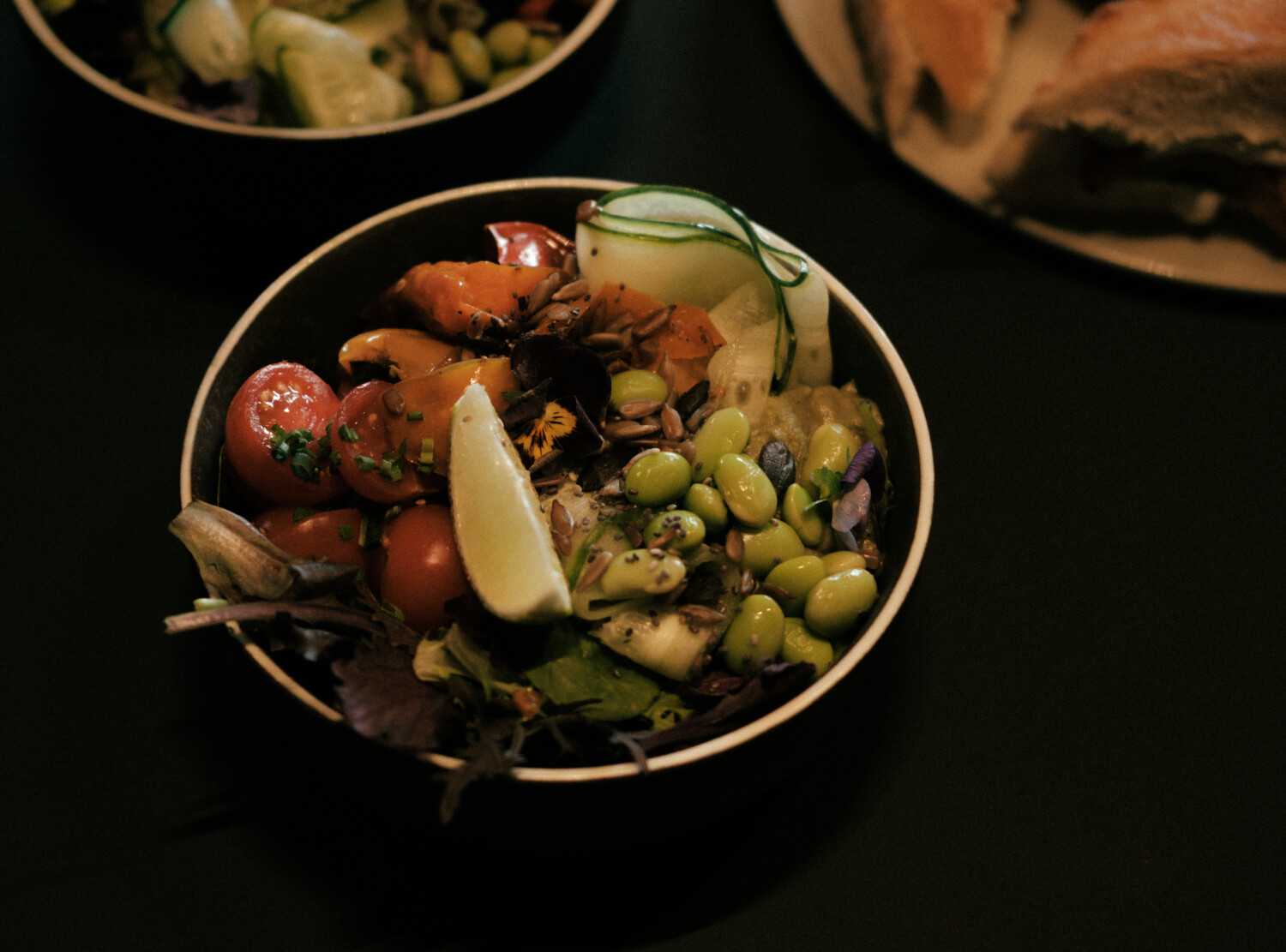 Eine reichhaltige Bowl mit Gem&uuml;se, Reis und einer Scheibe Zitrone