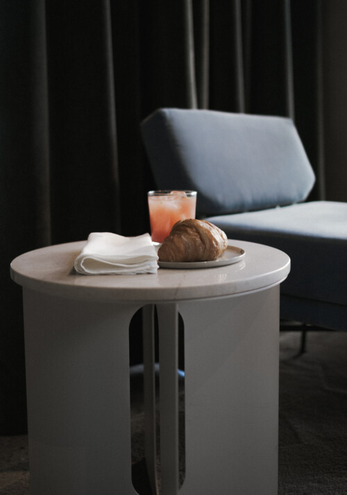 Detailaufnahme von Croissant und einem Drink