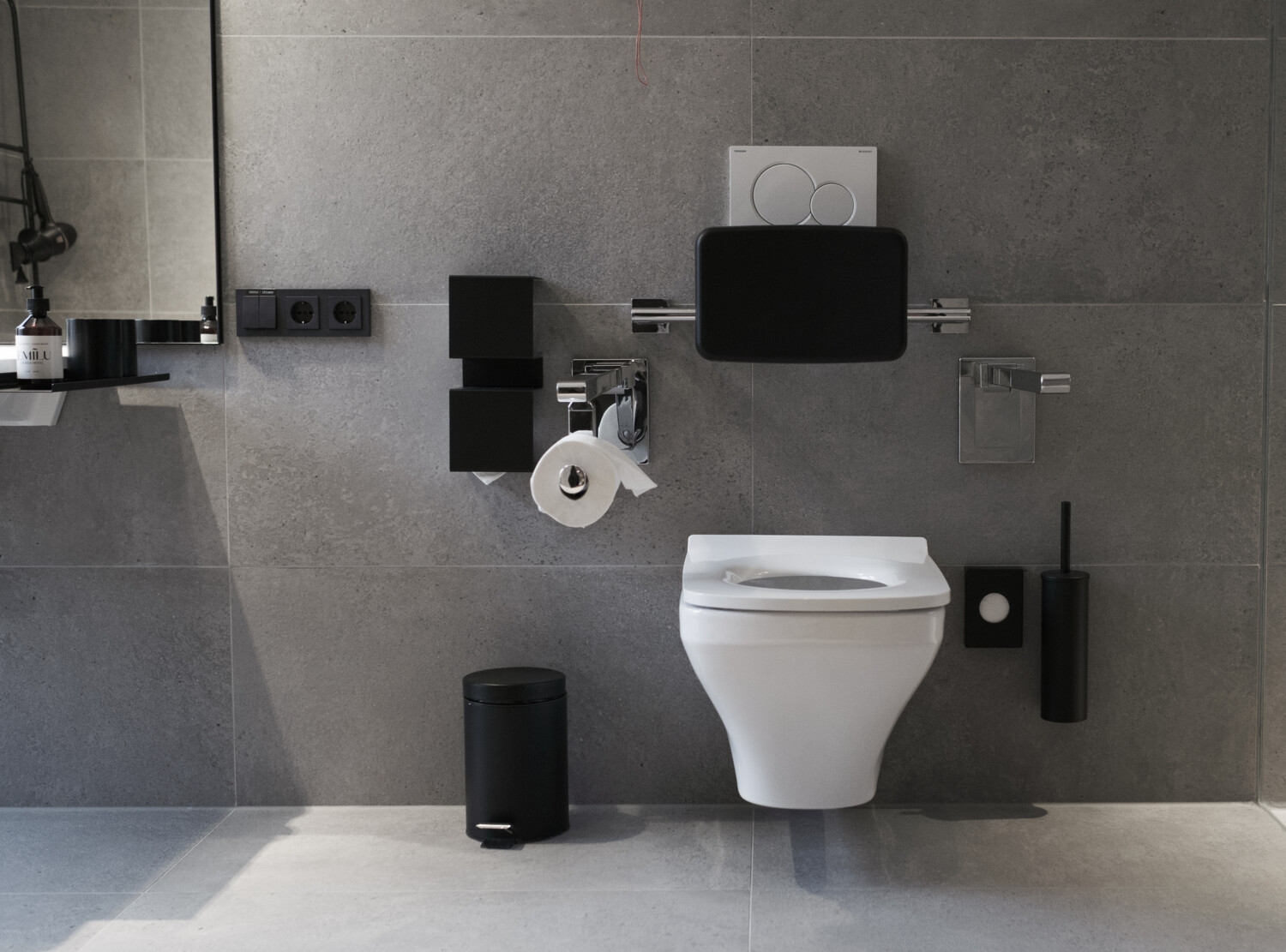 Wheelchair-accessible room bathroom