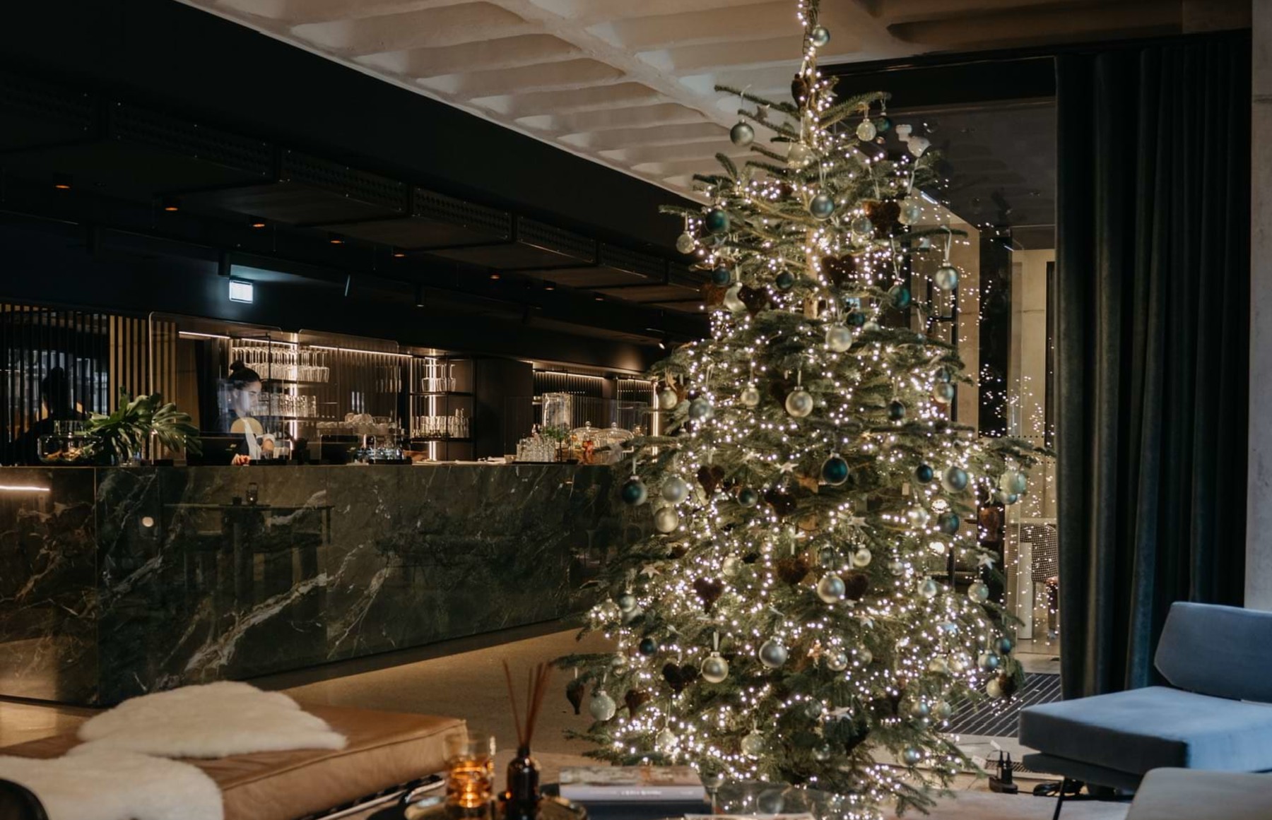 Weihnachtlich geschmückte Rooftop Lounge im Design Hotel mit Weihnachtsbaum