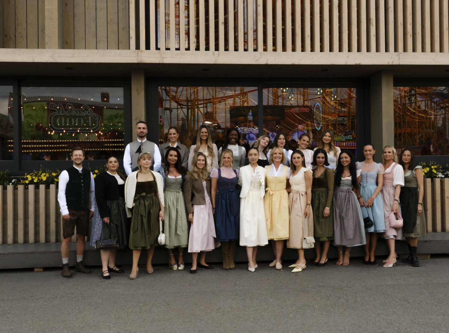A group of people wearing Tracht in front of the G&ouml;ckelesmaier festive tent