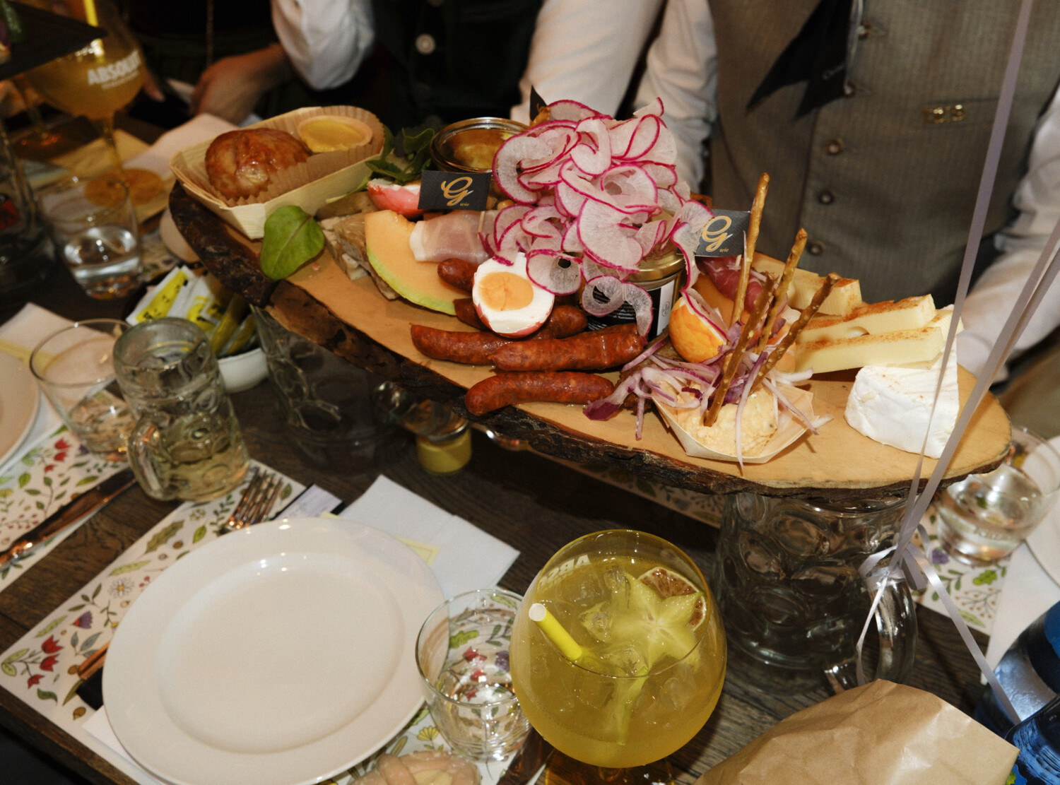 Gedeckter Tisch mit Vesperbrett, Bier und anderen Softdrinks