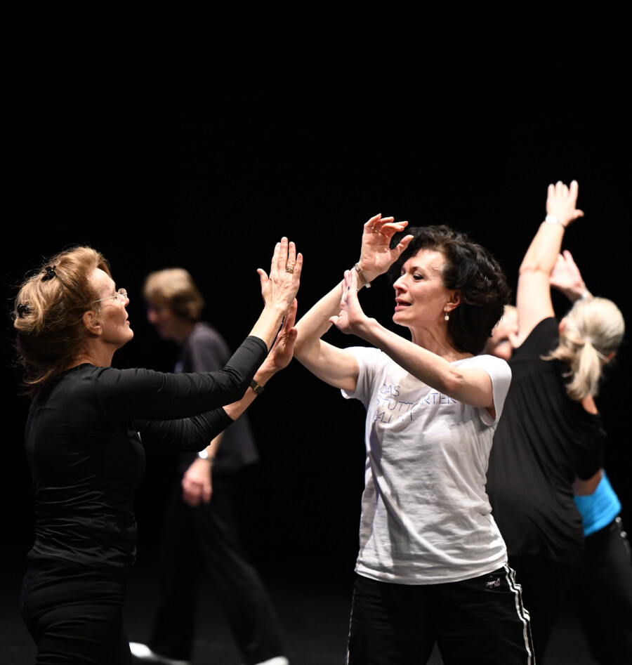 Sonia Santiago mit anderen Damen am Ballett tanzen