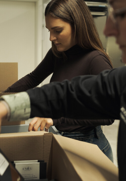Emilia am Schokolade einpacken