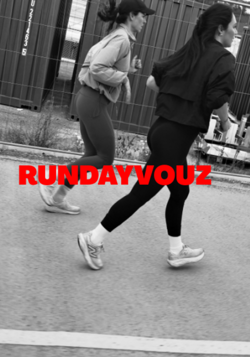 Schwarz-wei&szlig; Bild von zwei Damen die durch die Stadt joggen, das Bild hat die rote Aufschrift Rundayvouz