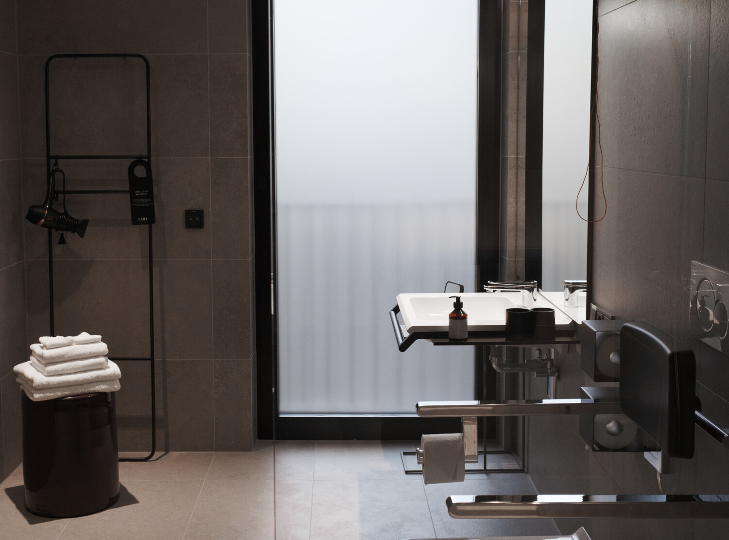 Badezimmer des barrierefreien Zimmers
