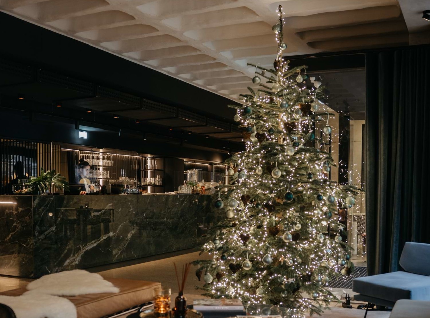 Weihnachtlich geschmückte Rooftop Lounge im Design Hotel mit Weihnachtsbaum