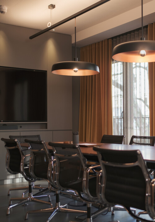 Meetingroom L01 with chairs and a wood table in dark colours