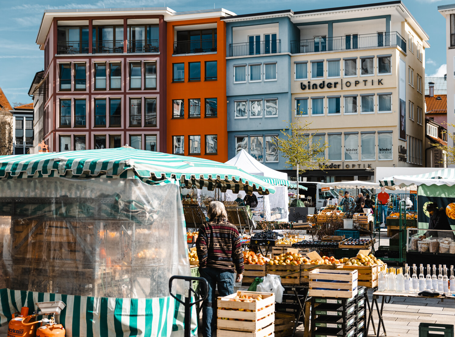 Marktplatz mit Wochenmarkt
