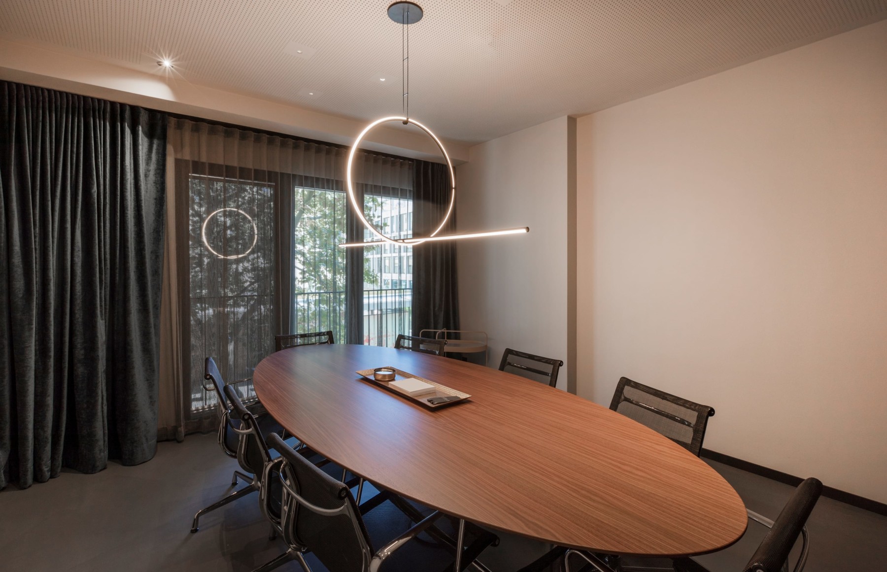 Stilvoller Meetingraum im Hotel mit Konferenztisch und Stühlen