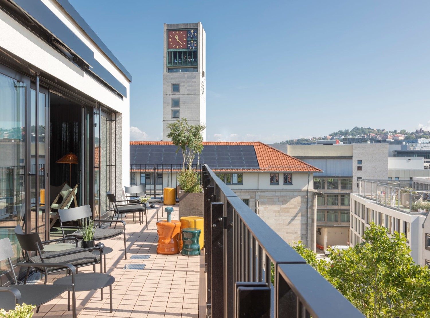 Rooftop Lounge Terrasse mit Aussicht auf Dächer Stuttgarts