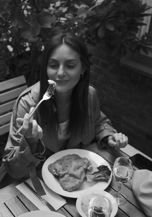 schwarz wei&szlig; Aufnahme einer Dame beim Essen