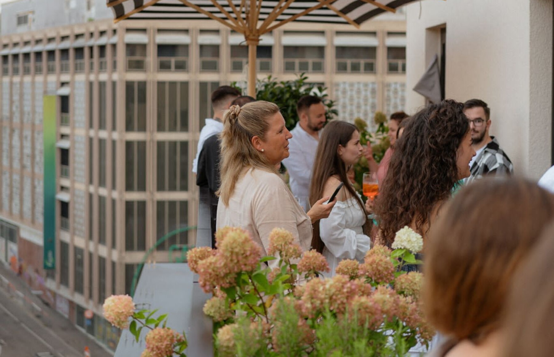 Rooftop Lounge Terrasse mit mehrern Personen