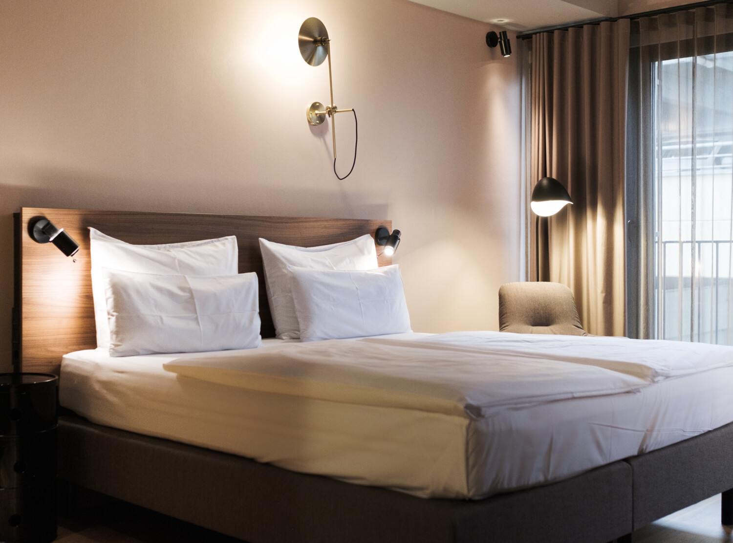 Wheelchair-accessible room in light pink colours