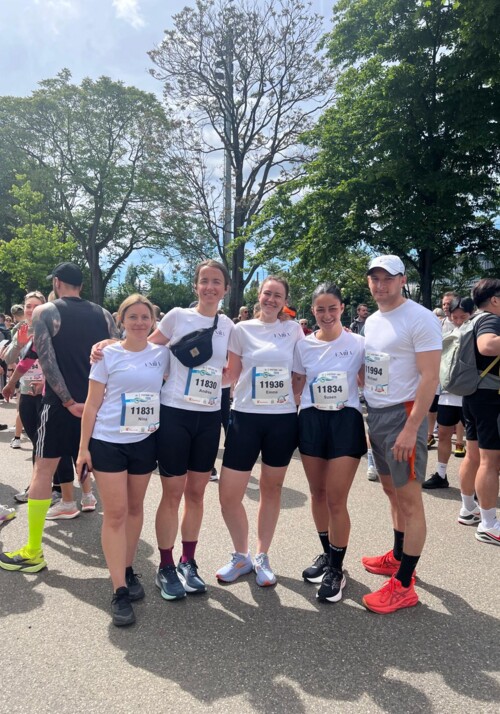 Eine Gruppe in Sportbekleidung und wei&szlig;en TShirts