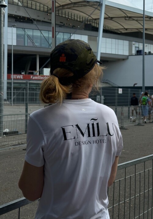 Detailaufnahme von einem TShirt einer Person mit dem Aufdruck EmiLu Design Hotel