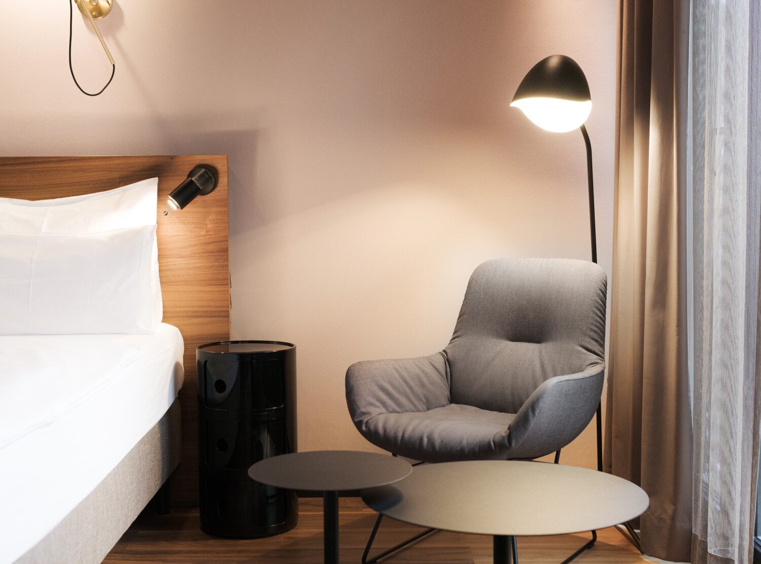 Bett und Sitzecke des barrierefreien Zimmers