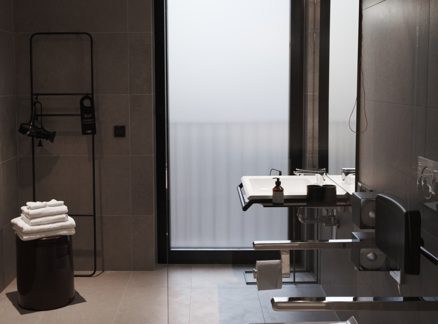Wheelchair-accessible room bathroom
