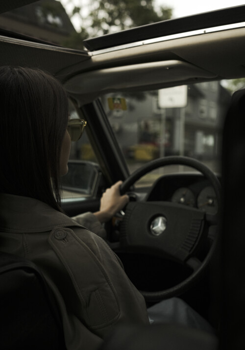 Detailaufnahme einer Dame welche ein Auto f&auml;hrt