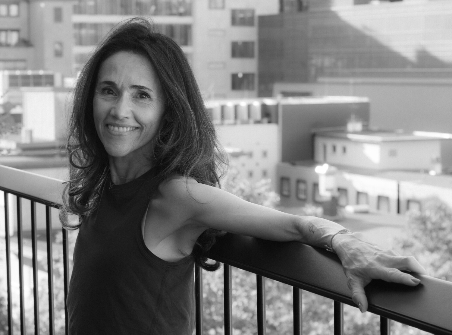 Schwarz-wei&szlig; Portrait einer Dame in Top auf einem Balkon