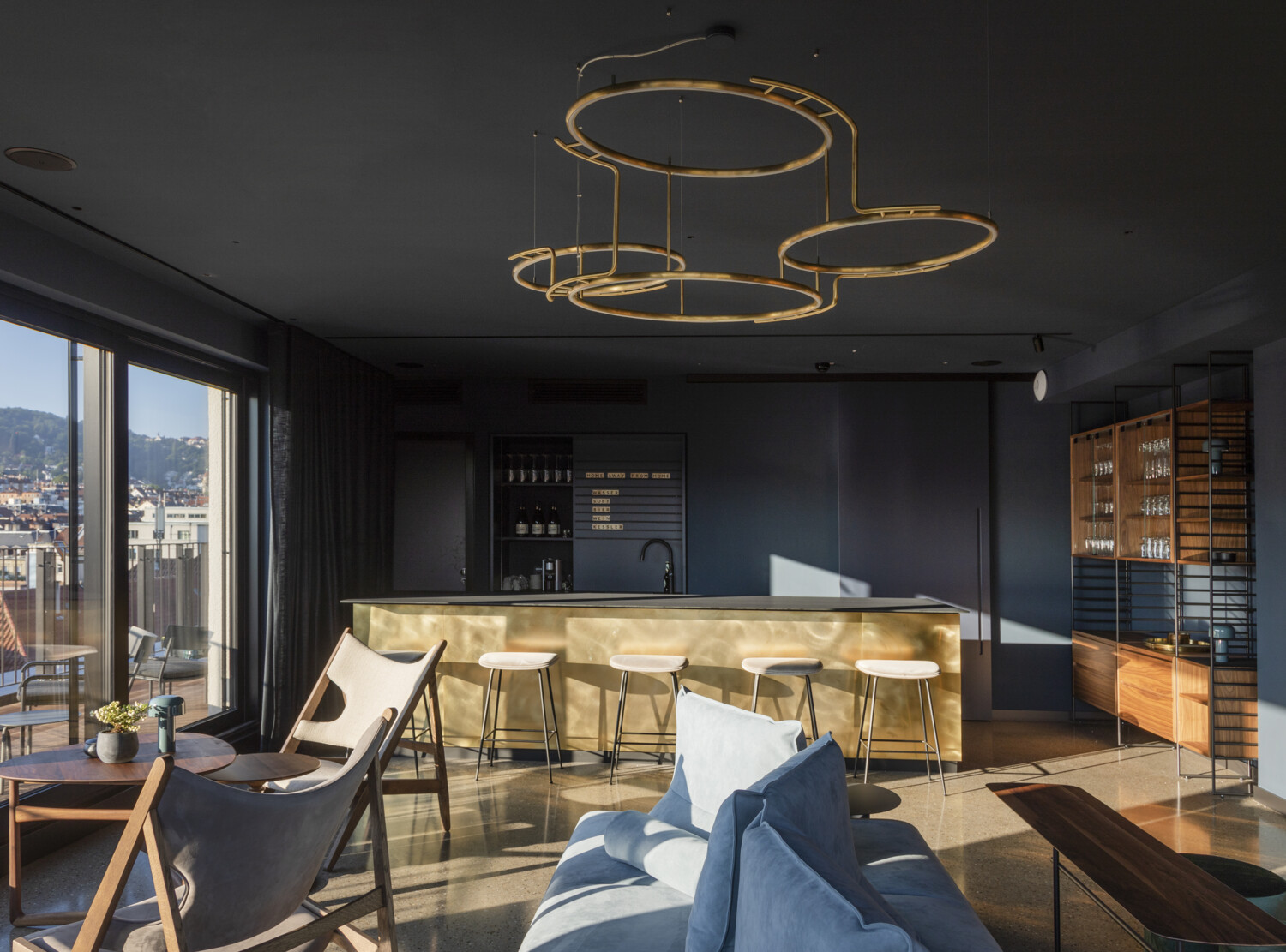 Interieur der Rooftop Lounge Lennarts mit einer Bar, gro&szlig;en Couch und hochwertiger Bestuhlung